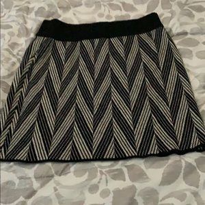 A super cute black and white knit skirt!⬛️⬜️⬛️